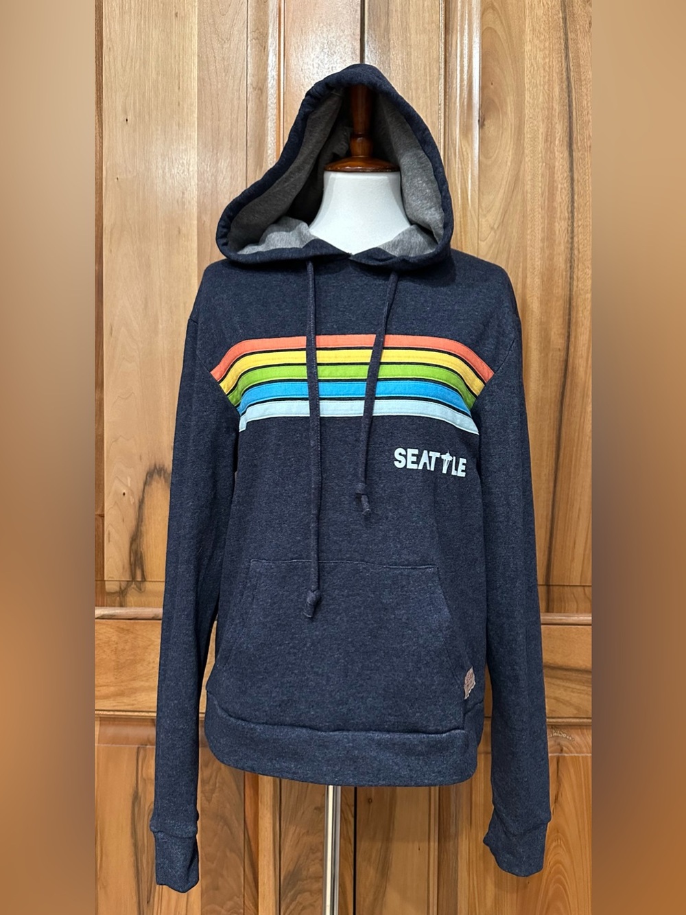 Super Soft Seattle Sweatshirt/Hoodie, Quilted Rainbow, Spaceneedle Detail EUC, S